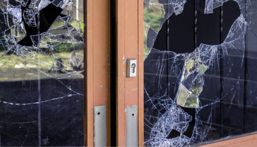 24/7 emergency board-up services in DMV - securing broken windows